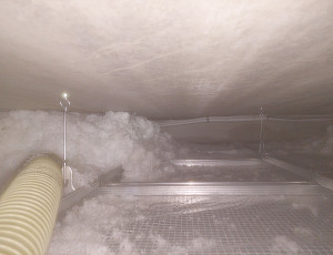 Zateplení podlahy polyfunkčního domu pomocí foukané izolace